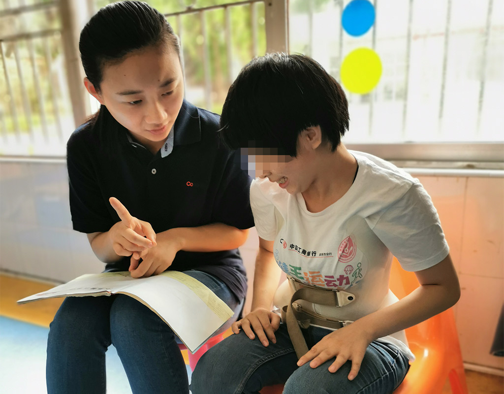 共享陽(yáng)光，快樂(lè)成長(zhǎng)