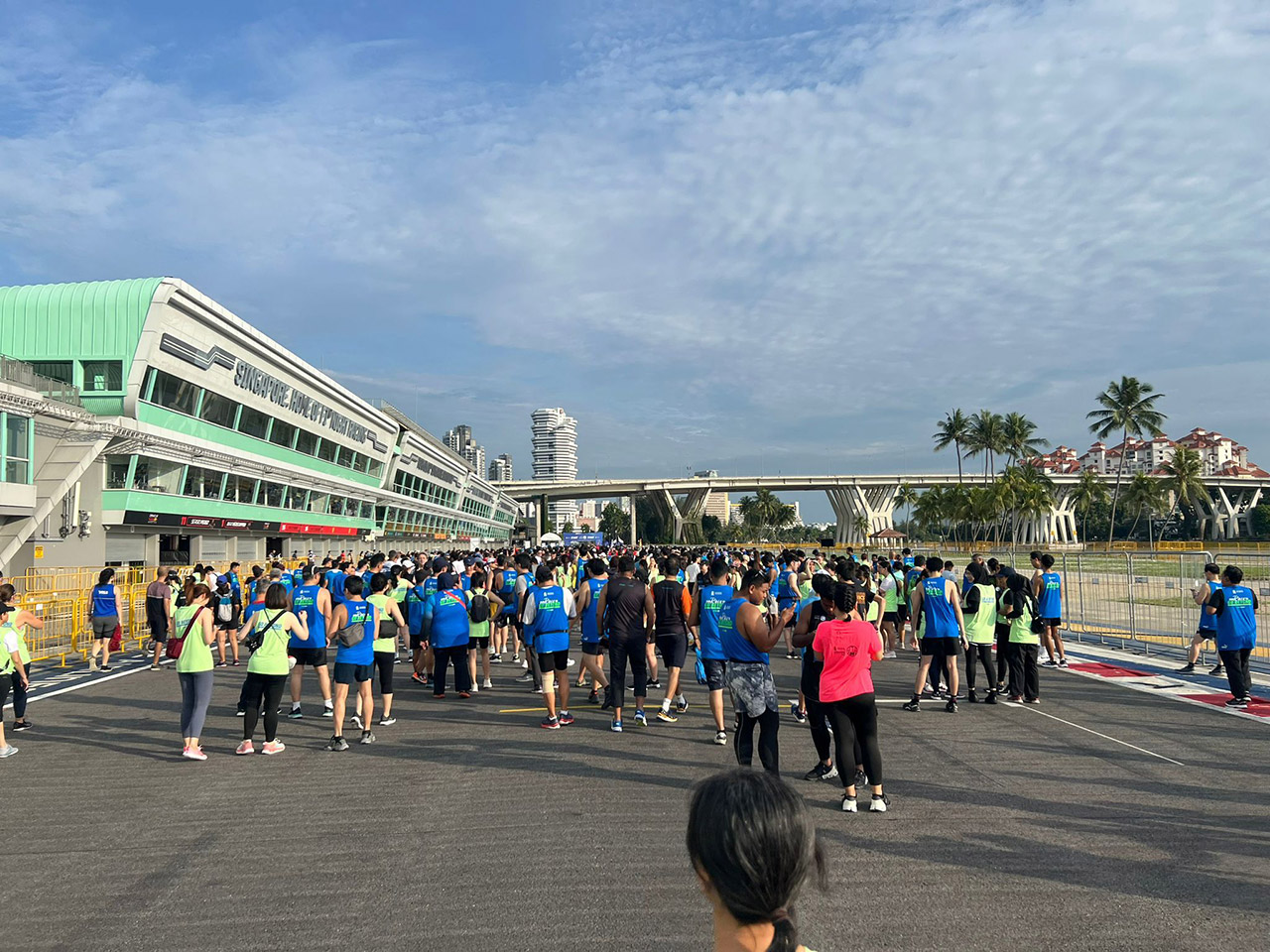 參加“新加坡渣打銀行馬拉松”活動