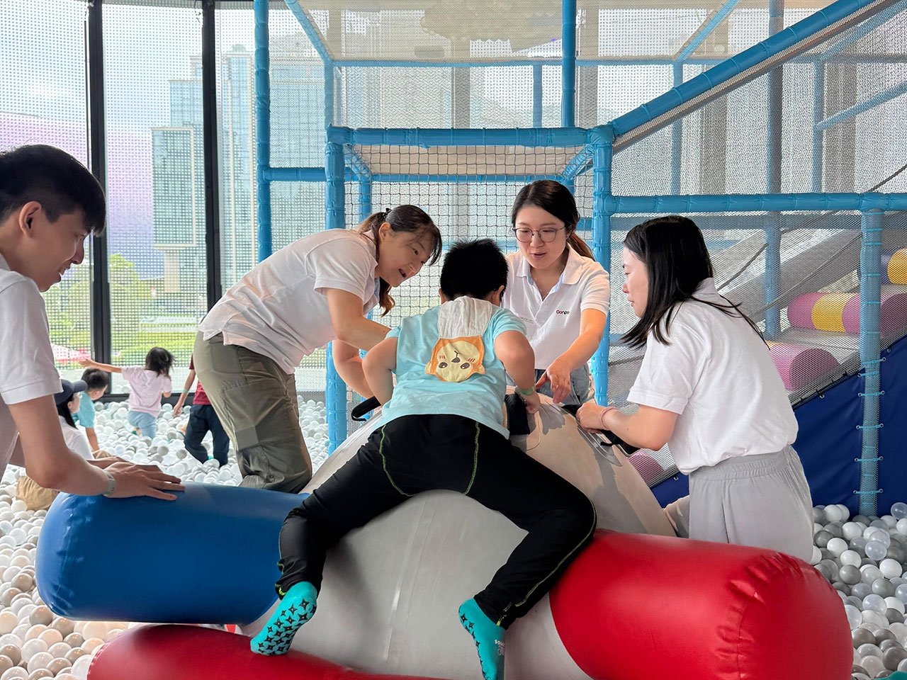 康栢義工隊(duì)陪同發(fā)展障礙兒童暢玩啟德JOYPOLIS SPORTS